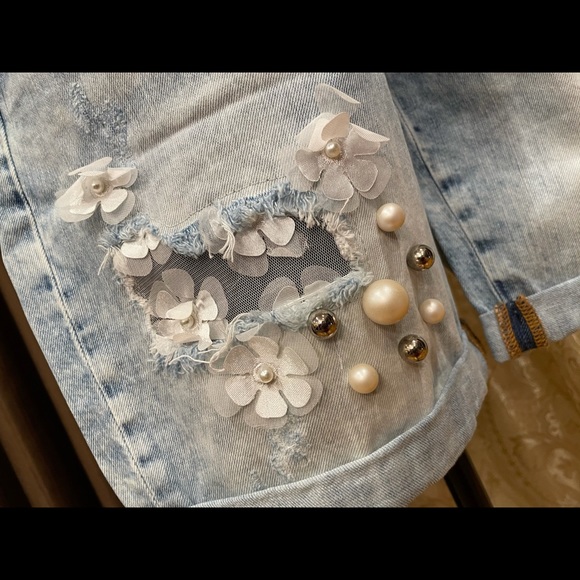 Beaded denim shorts with applique flowers - Picture 4 of 13